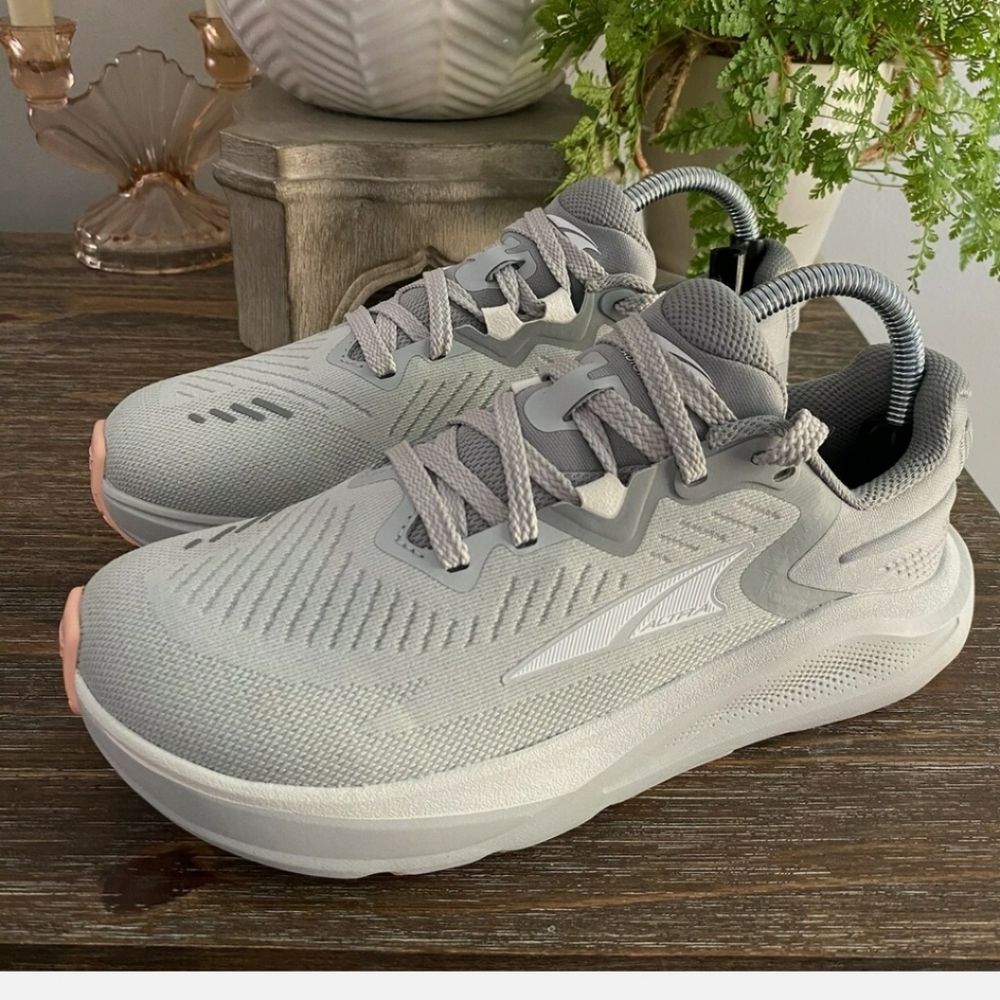 Altra Paradigm 8 Women's Light Gray & Peach Athletic Shoes New No Box